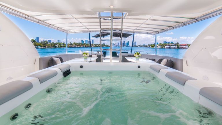 Horizon Luxury Yacht with Jacuzzi